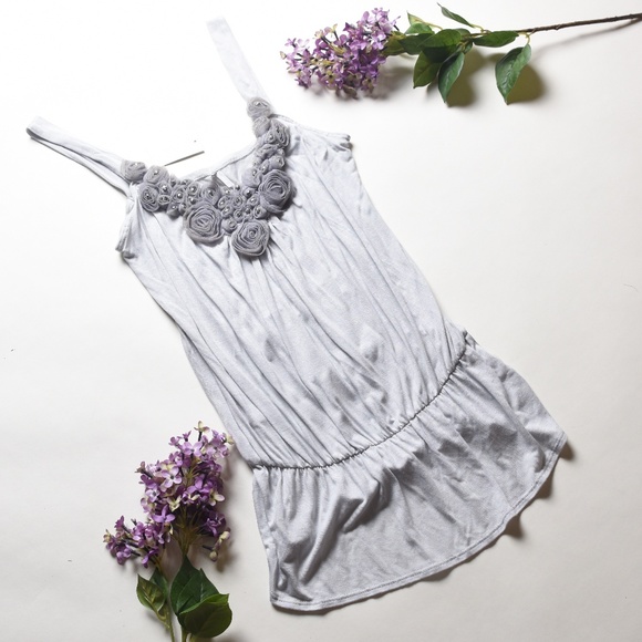 Max Rave Tops - NWT MAX RAVE Light Gray Flower Top w/Elastic - L